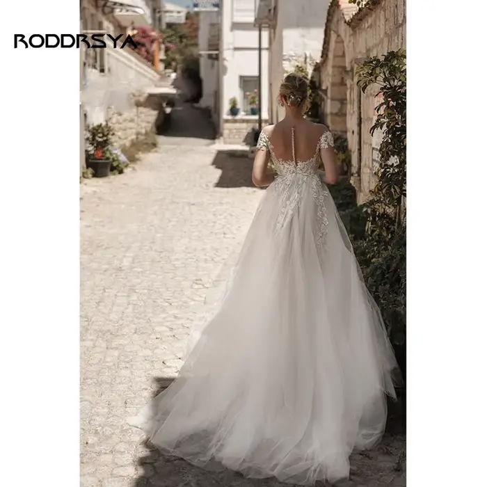 Robe de mariée bohème en polyester tulle avec fente haute pour femmes, disponible en couleurs variées et sur mesure pour toutes les occasions spéciales