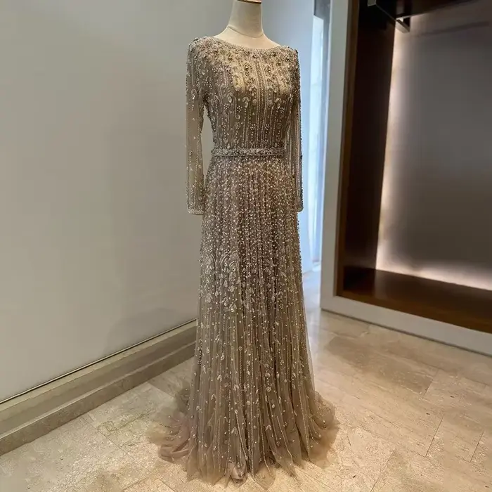Robe de soirée longue en tulle avec perles et train de la cour coupe trapèze taille empire pour mariage gala et événement spécial