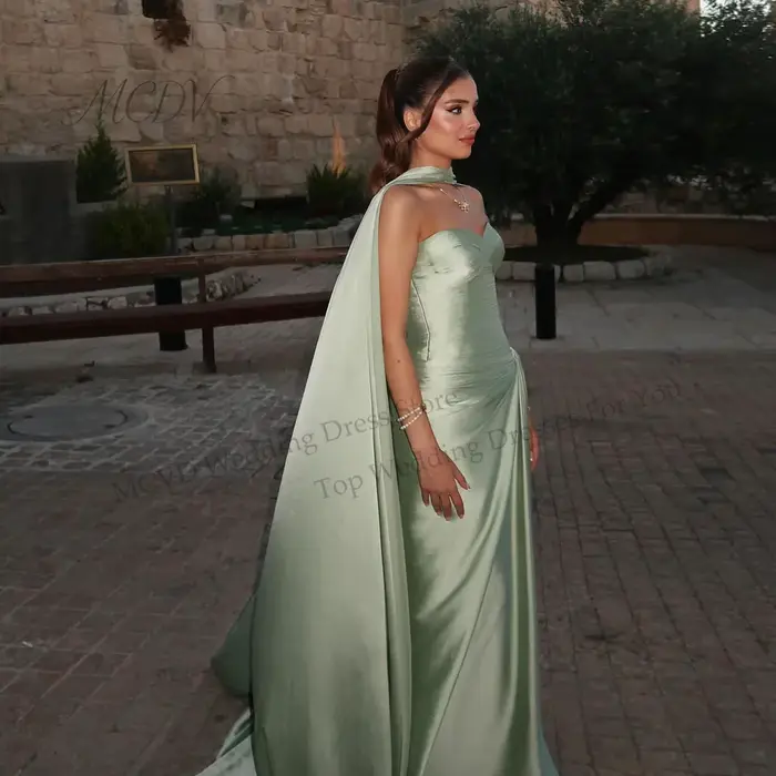 Robe de bal élégante vert olive avec cape