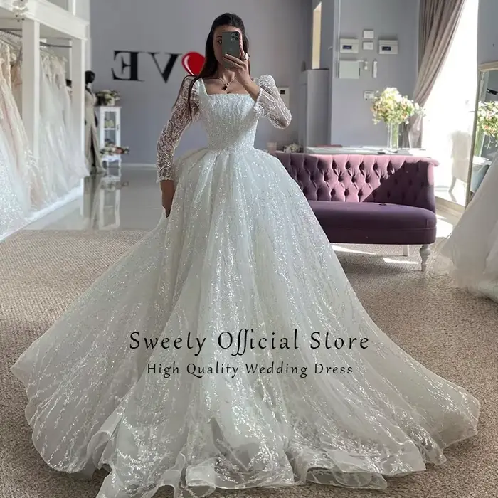 Robe de mariée en dentelle brodée sur filet avec col carré