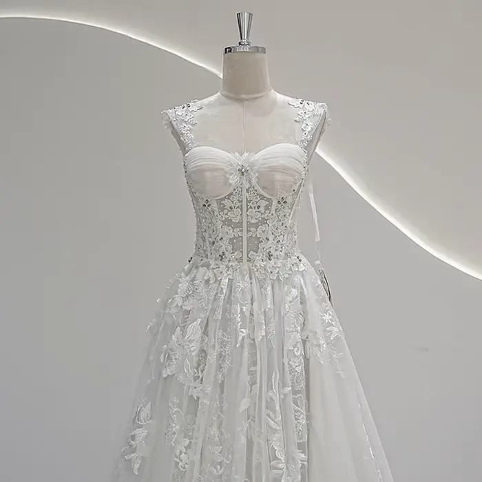 Robe de mariée bohème sur mesure avec train de 50 cm, ivoire, col carré, dentelle et perles pour cérémonie de plage ou événement romantique