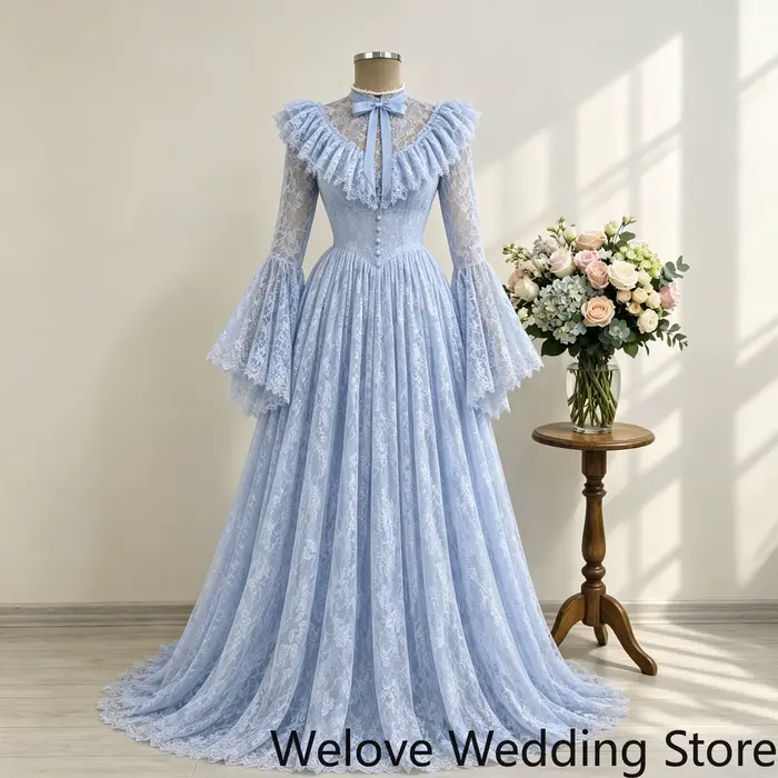 Robe de soirée romantique bleu poussière pour invitée de mariage, col montant, nœud au cou, col à vo