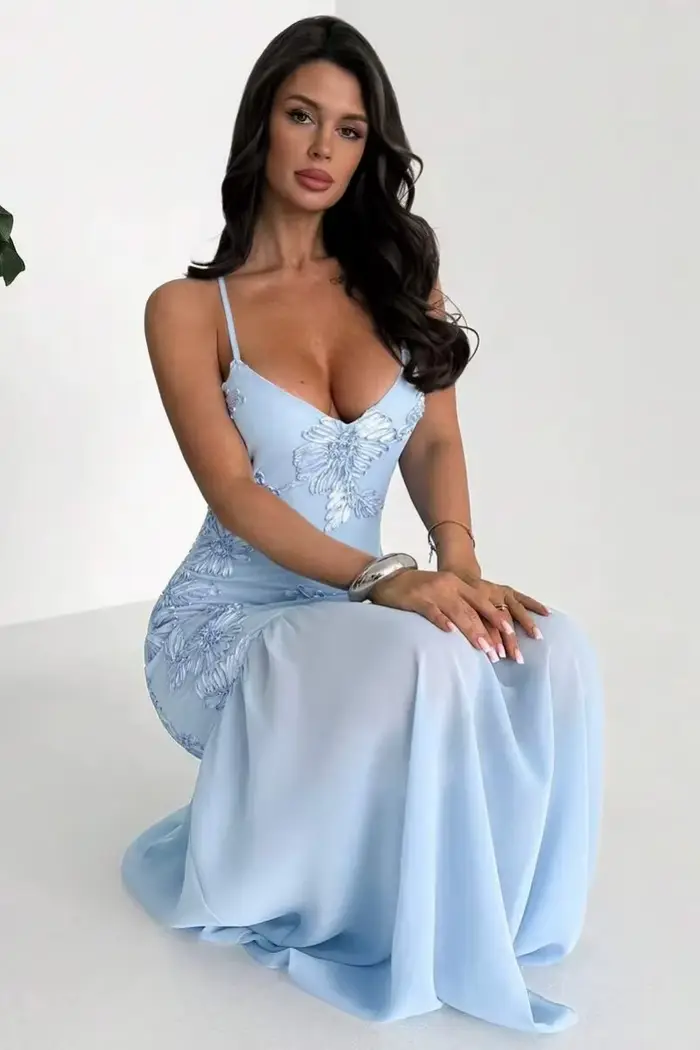 Robe de soirée bleu ciel brodée de fleurs
