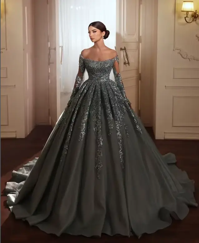 Robe de mariée bleue spéciale scintillante, épaules dénudées, manches longues transparentes, plissée