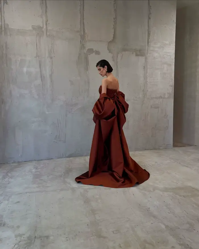 Robe de soirée Sharon Said en polyester satiné de forme sirène rouge rouille avec cape et soutien-gorge intégré pour femmes pour soirées officielles et événements spéciaux