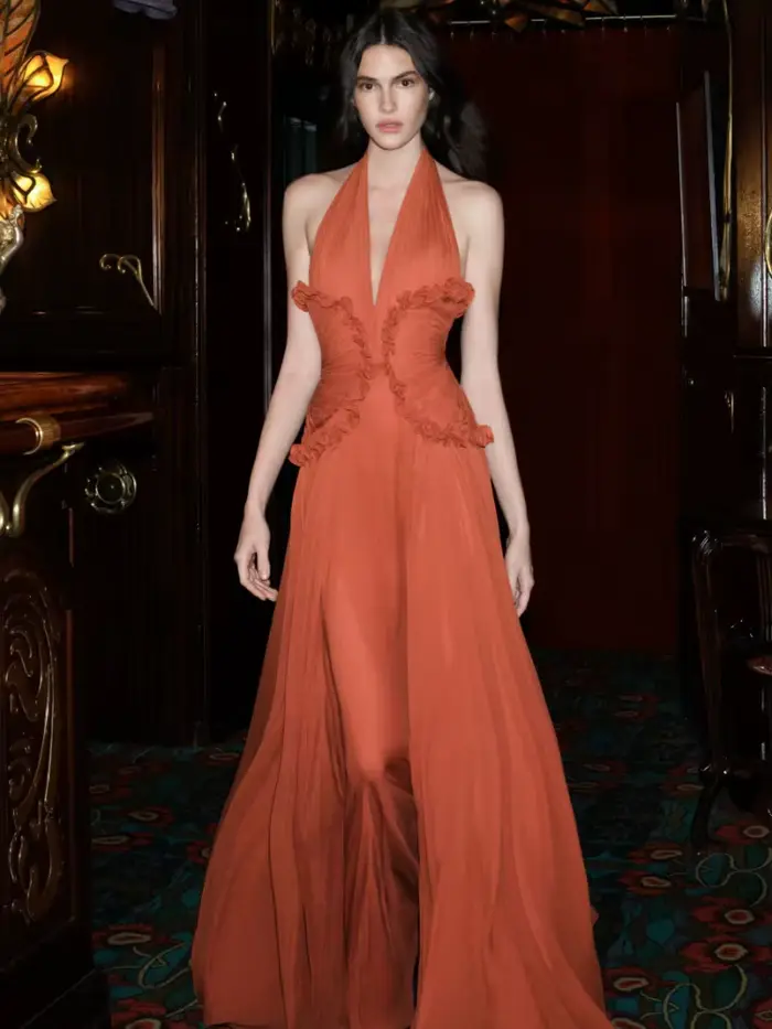 Robe dos nu en mousseline orange rouille avec détails à volants pour femmes, élégante pour soirées et événements spéciaux