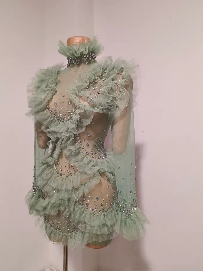 Robe moulante mini à manches longues en maille couleur menthe avec volants et paillettes brillantes pour femme
