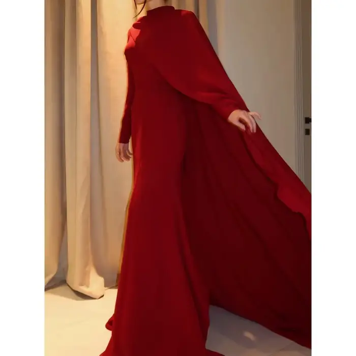 Robe de soirée rouge élégante col haut manches longues silhouette sirène pour bal et événements spéciaux