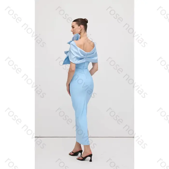 Robe de cocktail midi bleu clair personnalisée avec une épaule dénudée et un grand nœud