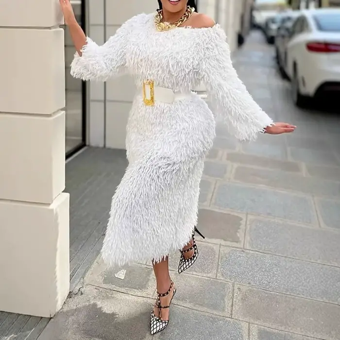 Robe de soirée hiver femme manches longues épaules dénudées blanche élégante avec ceinture chic fausse fourrure occasions spéciales