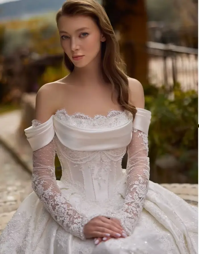 Robe de mariée élégante en polyester avec train de balayage, personnalisée pour femmes, idéale pour cérémonies de mariage et occasions spéciales