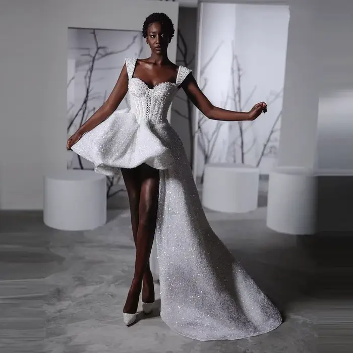 Mini robe de bal blanche, courte, à épaules dénudées, avec décolleté cœur, ornée de perles, superpos