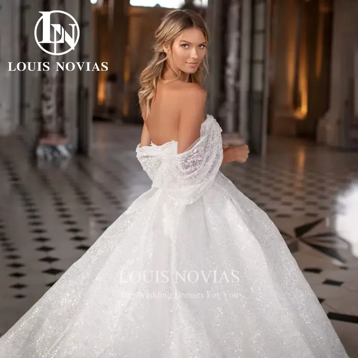 Robe de mariée moderne en tulle brillant avec décoration froncée et plissée style hors de l'épaule pour cérémonie de mariage et soirée de gala