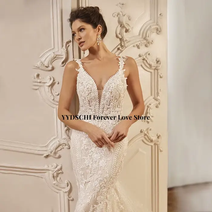 Robe de mariée sirène en dentelle scintillante avec décolleté en V profond 2026