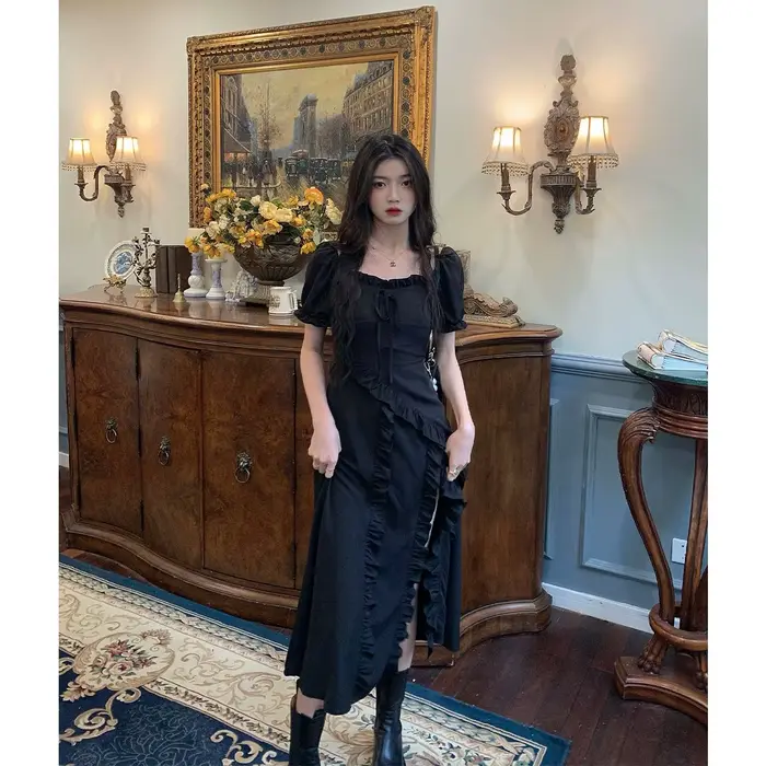 Robe noire élégante de la collection automne-hiver 2025 pour femmes avec col en V et patchwork, idéale pour soirées et événements professionnels