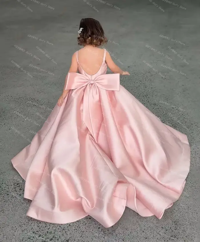 Robe de demoiselle d'honneur rose en satin plissé avec nœud et traîne brosse pour mariage, première communion et concours de beauté