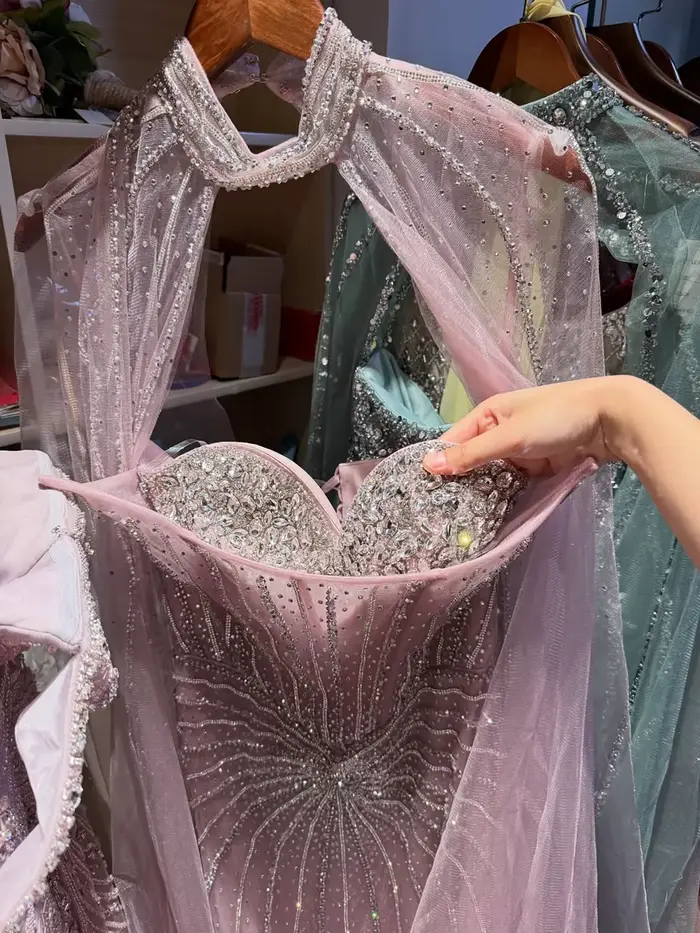 Robe de soirée sirène nue de luxe perlée avec manches cape pour femmes occasions spéciales élégantes et formelles