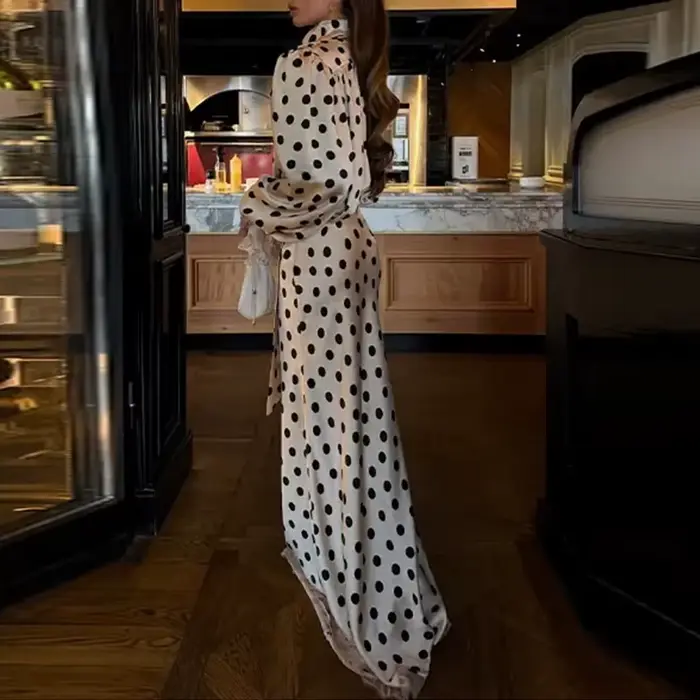 Robe de soirée élégante à pois style français taille haute col en V plissée luxueuse manches longues lanternes en satin longueur maxi pour femmes occasions spéciales