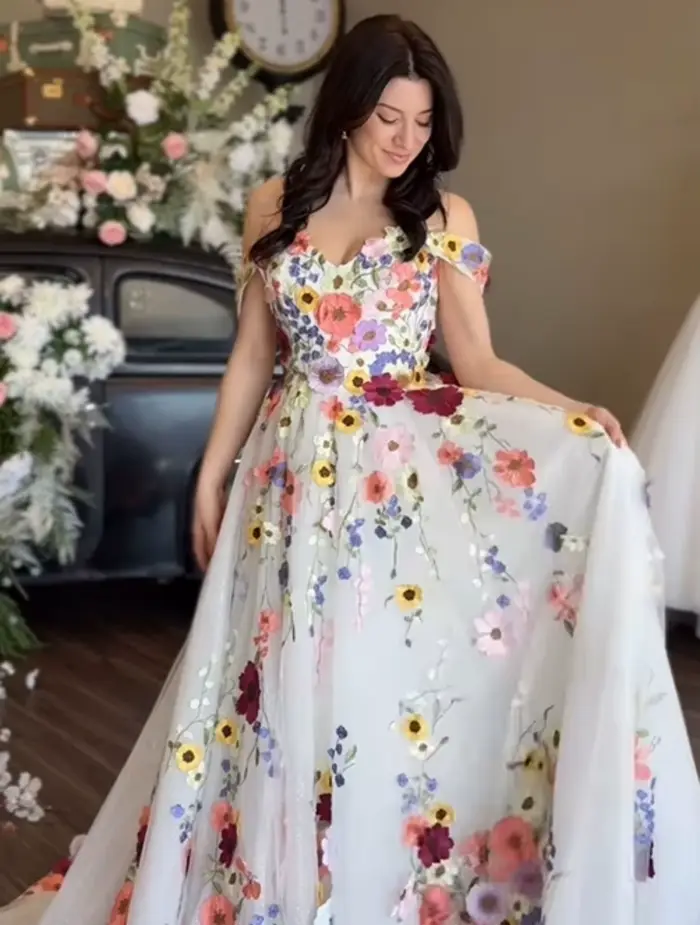 Robe de mariée brodée florale colorée princesse en polyester pour femmes avec soutien-gorge intégré occassions spéciales
