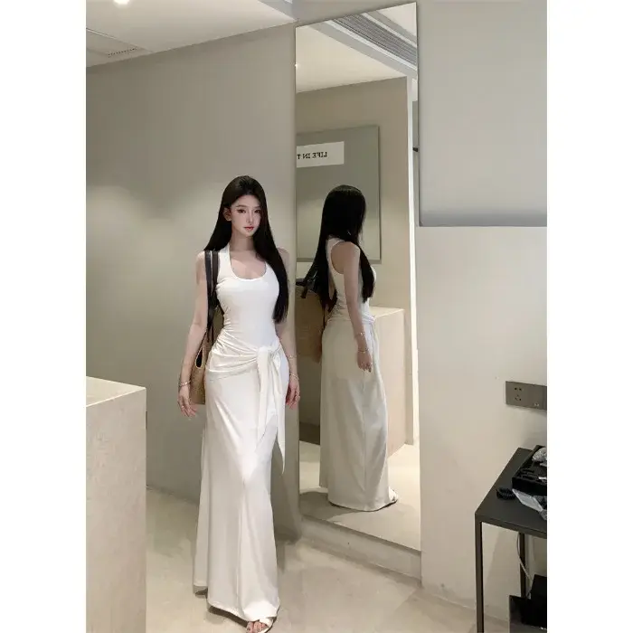 Robe longue noire sans manches à col en U pour femme
