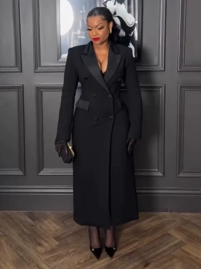 Robe longue noire élégante avec design cranté à double boutonnage