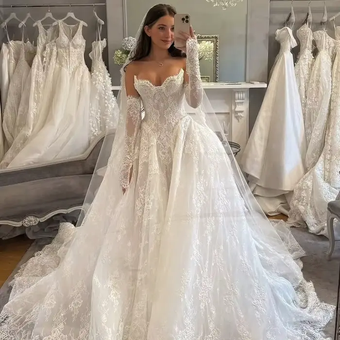 Robe de mariée blanche élégante en dentelle, coupe fourreau, avec corset à lacets et traîne, style b