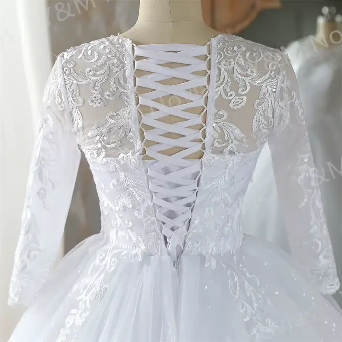 Robe de mariée vintage blanche avec manches princesses, col rond, dentelle et broderies pour femmes, idéale pour les mariages et autres cérémonies importantes