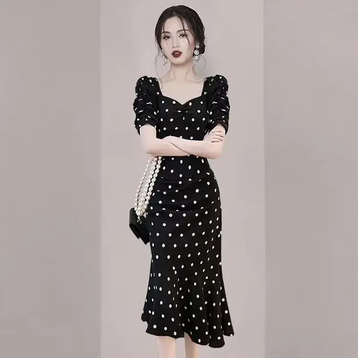 Robe mi-longue noire pour femme