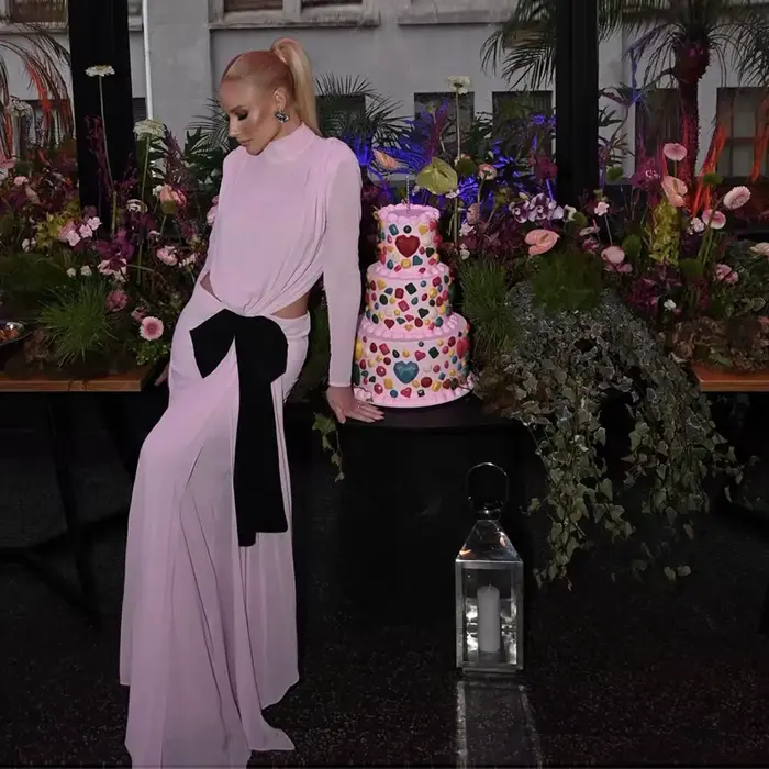 Robe de soirée rose avec nœud noir et col montant sexy pour femmes, élégante et polyvalente pour occasions spéciales ```