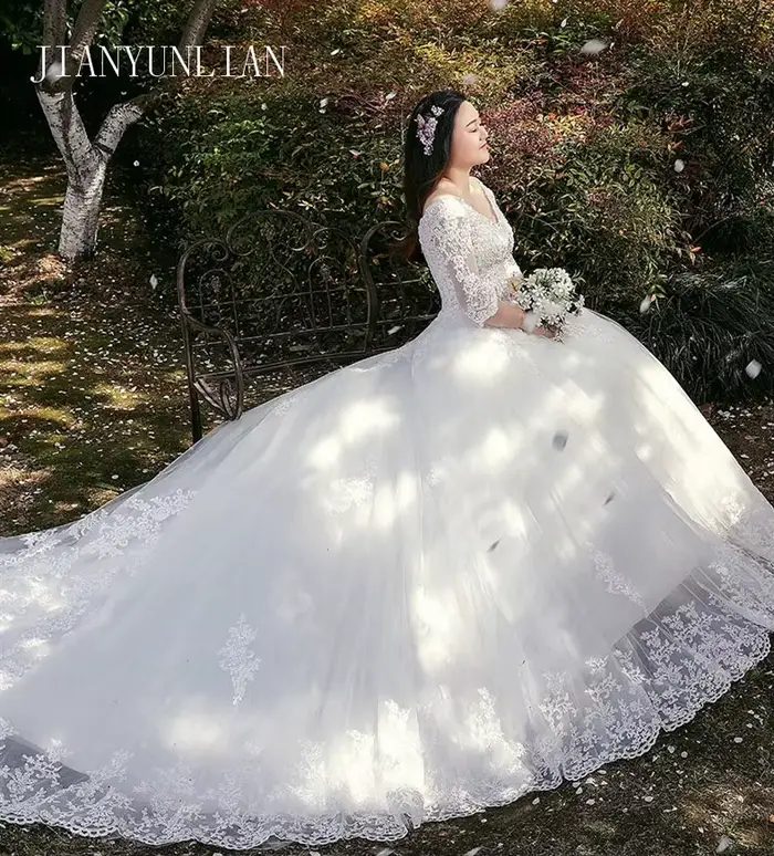 Robe de mariée en dentelle à manches courtes avec traîne