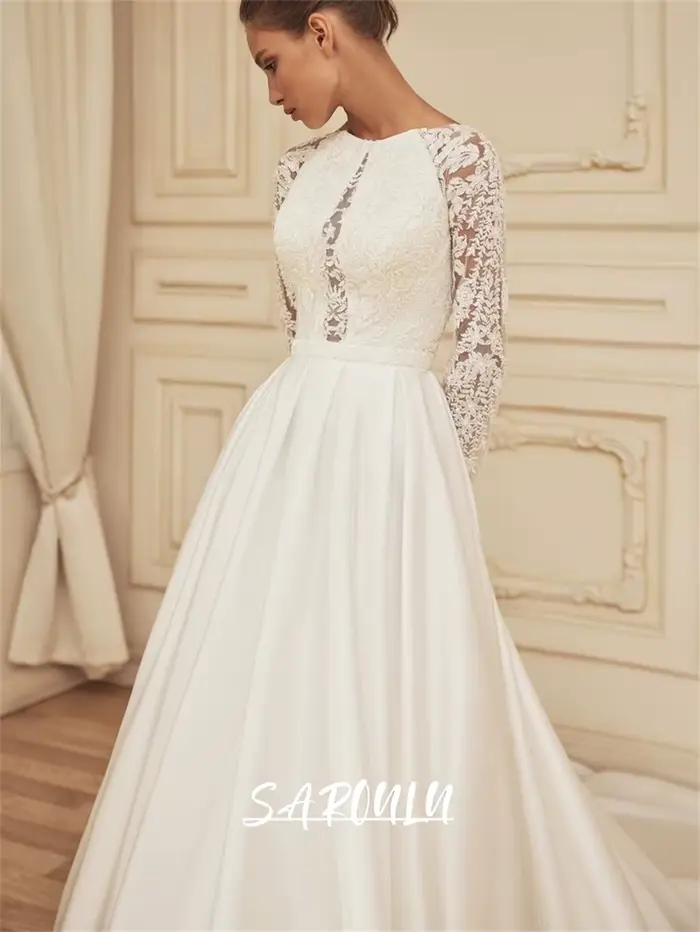 Robe de mariée longue en satin avec haut en dentelle