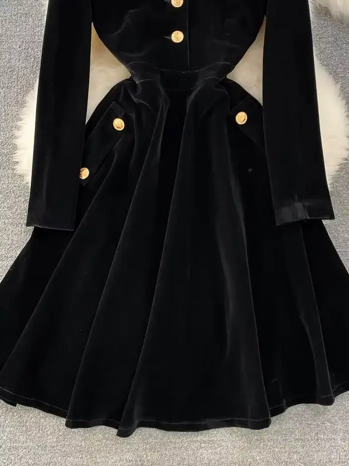 Robe élégante en velours noir pour femme coupe ligne A taille empire manches longues et boutons pour occasion hivernale