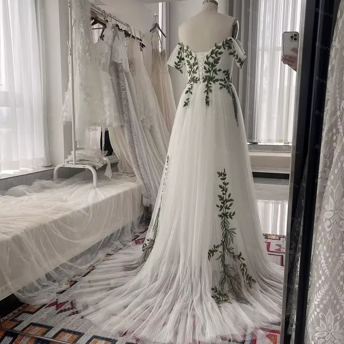 Robe de mariée en tulle plissé vert olive avec manches décolorées pour patients de la forêt collection printemps 2025 occassions spéciales naturellement coloré