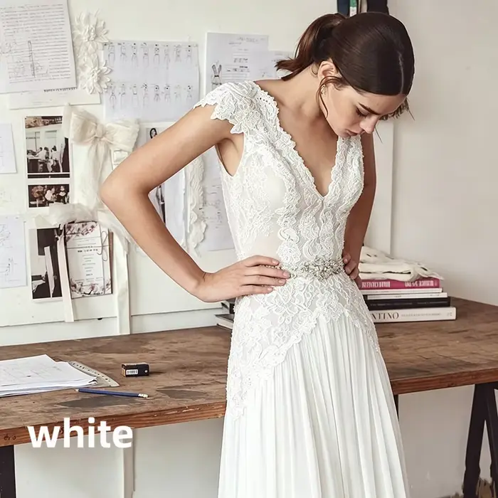 Robe de mariée bohème, robe mariage boho à manches cache, décolleté en V, dos nu, jupe plissée, coup