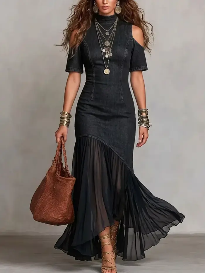 Robe longue élégante en jean bleu profond pour femme avec empiècements en mousseline plissée et col mi-haut pour occasions spéciales et soirées glamour