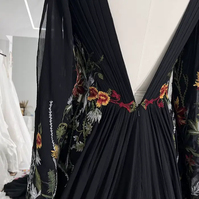 Mryarce robe de mariée noire à manches longues une ligne robes de mariée brodées florales colorées