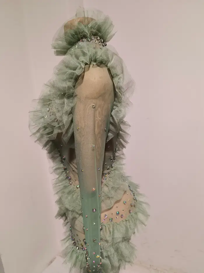 Robe moulante mini à manches longues en maille couleur menthe avec volants et paillettes brillantes pour femme