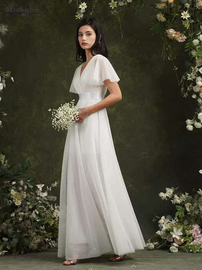 Robe de mariée ivoire en mousseline et satin silhouette une ligne col en V sans manches pour mariage et occasions spéciales
