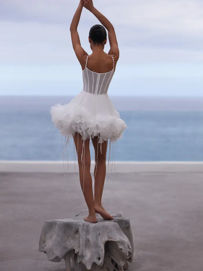 Superbe robe de mariée courte blanche avec corsage à franges perlées