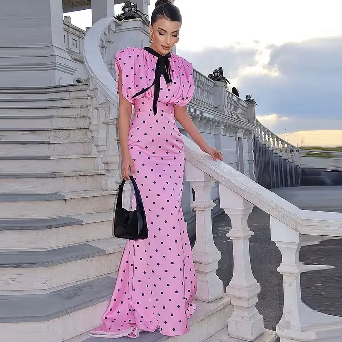 Robes de bal sirène roses avec pois noirs