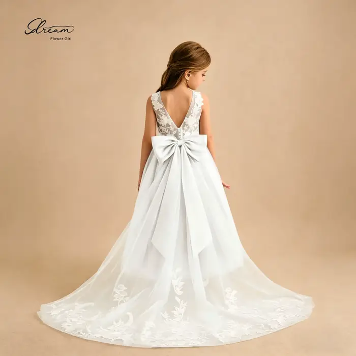 Robe de demoiselle d'honneur blanche sans manches avec appliques en dentelle