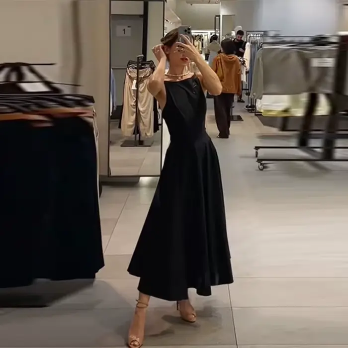 Robe midi chic noire à col montant