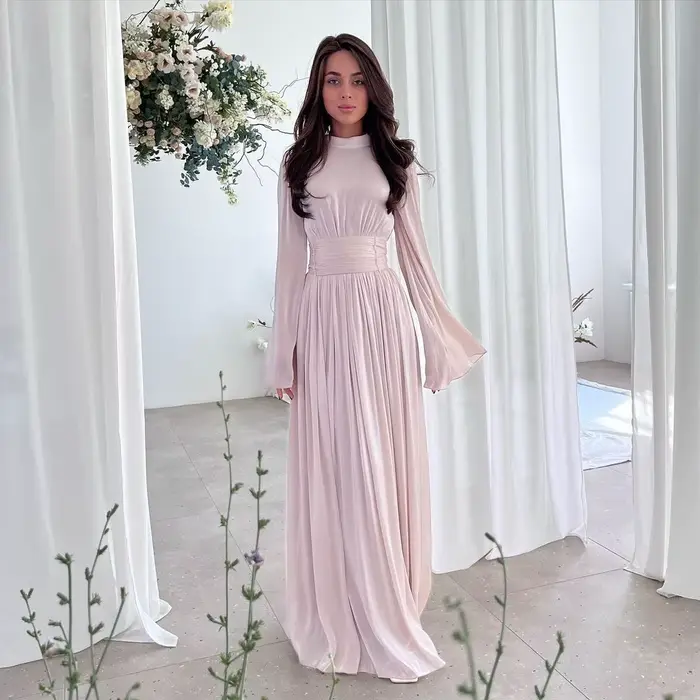 Robe musulmane élégante longue plissée à lacets pour femmes style de fête polyester drap fin ajustement régulier toutes saisons