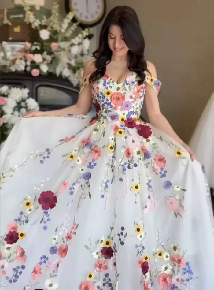 Robe de mariée brodée florale colorée princesse en polyester pour femmes avec soutien-gorge intégré occassions spéciales