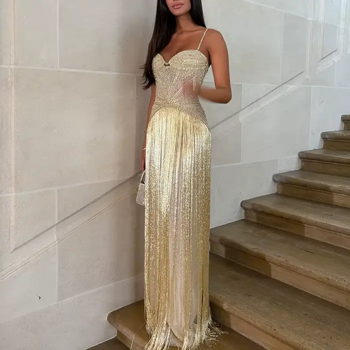 Robe portefeuille sexy sans manches à franges creuses dos nu coupe cintrée paillettes brillantes polyester beige pour femmes occasions spéciales