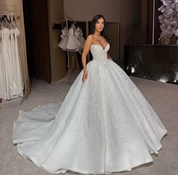 Robe de mariée de luxe personnalisée, col cœur, jupe bouffante sans manches, robe de mariée rétro po