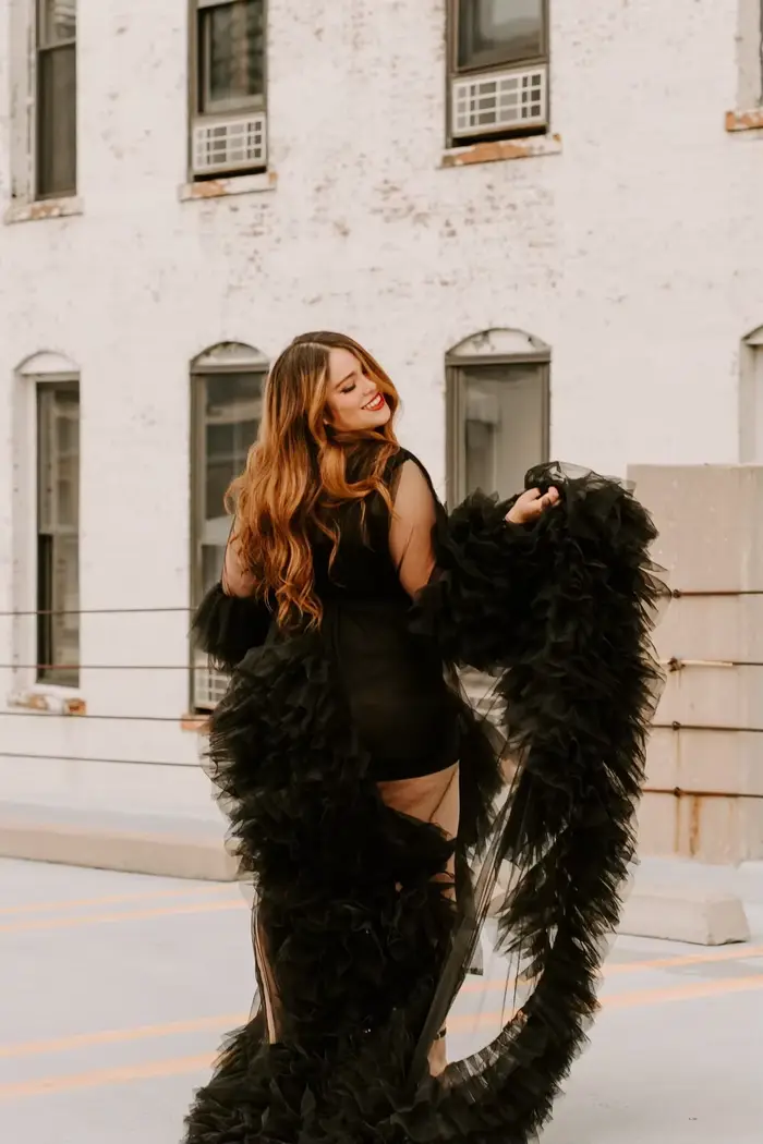 Robe de mariée sexy noire en tulle à volants avec ceinture, devant ouvert, manches longues bouffantes, pour séance photo et événements formels