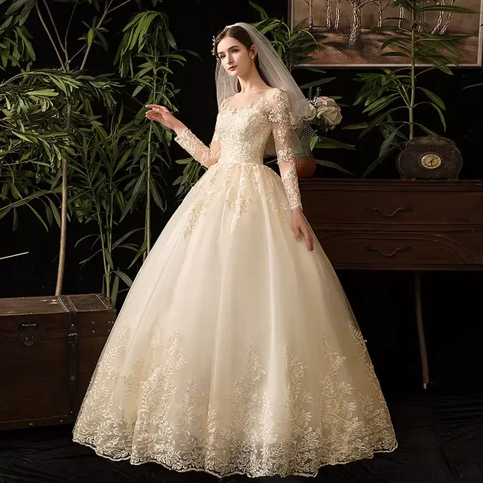 Robe de mariée musulmane en dentelle luxe avec manches longues et traînée de balayage pour mariage élégant