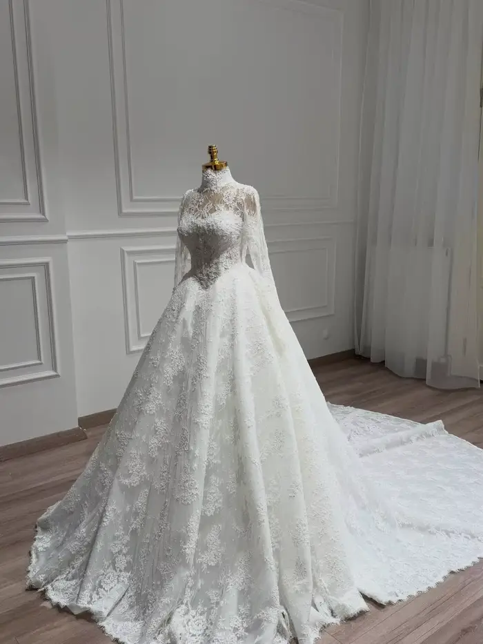 Robe de mariée élégante en dentelle perlée à manches longues et col montant