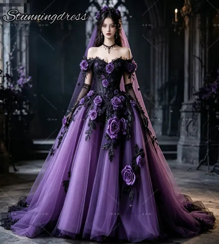 Robe de mariée gothique violette Whimsigoth avec motifs floraux roses épaules dénudées silhouette princesse victorienne soirée grunge enchantée occassionnelle pour femme